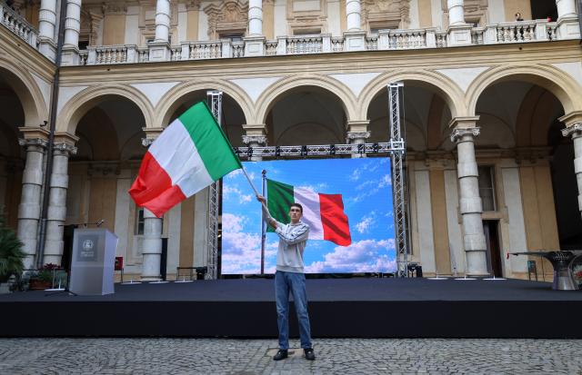 (261009) -- TURIN, Oct. 9, 2026 (Xinhua) -- The national flag of Italy is displayed during the flame collection ceremony for the Changchun 2027 Winter Universiade in Turin, Italy, Oct. 8, 2026. (Xinhua/Wang Kaiyan)