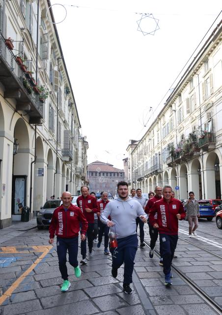 (261009) -- TURIN, Oct. 9, 2026 (Xinhua) -- The flame is carried in Turin after the flame collection ceremony for the Changchun 2027 Winter Universiade in Turin, Italy, Oct. 8, 2026. (Xinhua/Wang Kaiyan)
