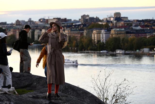 (261009) -- STOCKHOLM, Oct. 9, 2026 (Xinhua) -- A woman poses for photos at a lookout in Stockholm, Sweden, Oct. 7, 2026. (Xinhua/Lyu You)