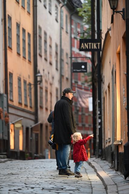 (261009) -- STOCKHOLM, Oct. 9, 2026 (Xinhua) -- People have a stroll in Stockholm, Sweden, Oct. 8, 2026. (Xinhua/Lyu You)