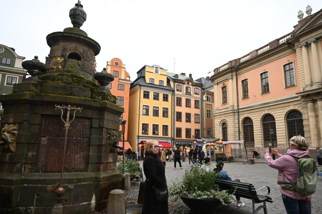 (261009) -- STOCKHOLM, Oct. 9, 2026 (Xinhua) -- A woman poses for photos in Stockholm, Sweden, Oct. 8, 2026. (Xinhua/Lyu You)