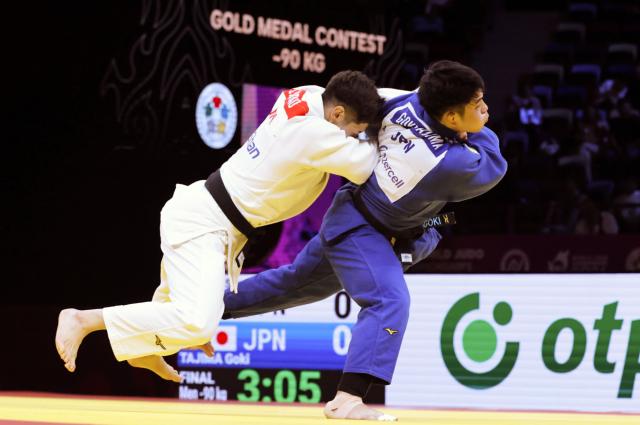 (261009) -- BAKU, Oct. 9, 2026 (Xinhua) -- Murao Sanshiro (left) of Japan fights against Tajima Goki of Japan in the men's -90kg gold medal final at the 2026 World Senior Judo Championships in Baku on Oct. 8, 2026. (Xinhua/Chen Junfeng)