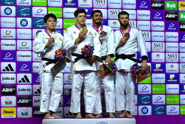 (261009) -- BAKU, Oct. 9, 2026 (Xinhua) -- (L to R) Silver medalist Tajima Goki of Japan, gold medalist Murao Sanshiro of Japan, bronze medalists Murad Fatiyev of Azerbaijan and Boris Rutovic of Serbia pose on the podium for the men's -90kg at the 2026 World Senior Judo Championships in Baku on Oct. 8, 2026. (Xinhua/Chen Junfeng)