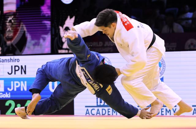 (261009) -- BAKU, Oct. 9, 2026 (Xinhua) -- Murao Sanshiro (R) of Japan fights against Tajima Goki of Japan in the men's -90kg gold medal final at the 2026 World Senior Judo Championships in Baku on Oct. 8, 2026. (Xinhua/Chen Junfeng)