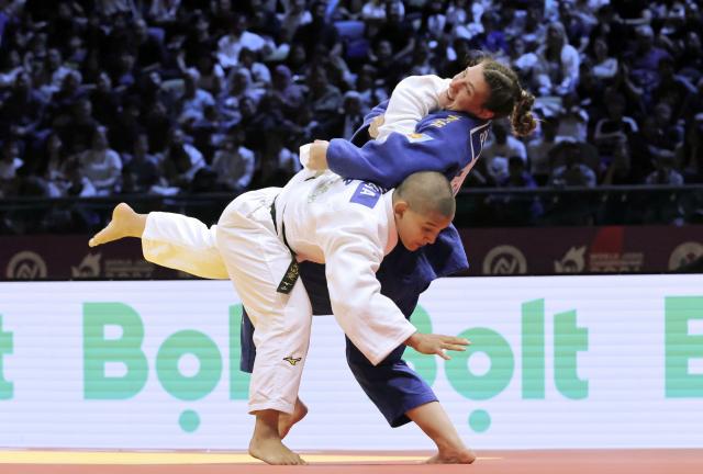 (261009) -- BAKU, Oct. 9, 2026 (Xinhua) -- Ai Tsunoda Roustant (front) of Spain competes against Michaela Polleres of Austria in the women's -70kg gold medal match at the 2026 World Senior Judo Championships in Baku on Oct. 8, 2026. (Xinhua/Chen Junfeng)