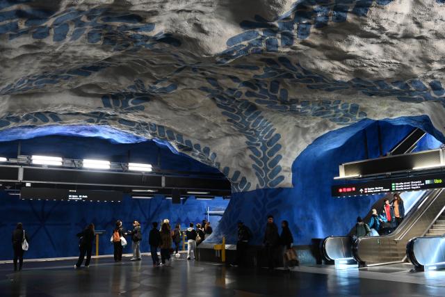 (261009) -- STOCKHOLM, Oct. 9, 2026 (Xinhua) -- This photo taken on Oct. 8, 2026 shows the interior of a metro station in Stockholm, Sweden. Many stations in Stockholm's metro system feature artworks, including murals and sculptures, bringing a distinctive artistic touch to platforms and passageways. (Xinhua/Lyu You)