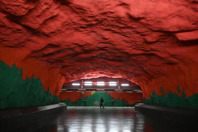 (261009) -- STOCKHOLM, Oct. 9, 2026 (Xinhua) -- This photo taken on Oct. 8, 2026 shows the interior of a metro station in Stockholm, Sweden. Many stations in Stockholm's metro system feature artworks, including murals and sculptures, bringing a distinctive artistic touch to platforms and passageways. (Xinhua/Lyu You)