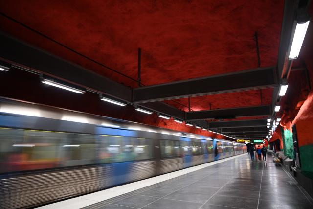 (261009) -- STOCKHOLM, Oct. 9, 2026 (Xinhua) -- This photo taken on Oct. 8, 2026 shows the interior of a metro station in Stockholm, Sweden. Many stations in Stockholm's metro system feature artworks, including murals and sculptures, bringing a distinctive artistic touch to platforms and passageways. (Xinhua/Lyu You)