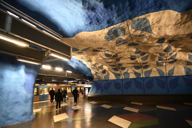 (261009) -- STOCKHOLM, Oct. 9, 2026 (Xinhua) -- This photo taken on Oct. 8, 2026 shows the interior of a metro station in Stockholm, Sweden. Many stations in Stockholm's metro system feature artworks, including murals and sculptures, bringing a distinctive artistic touch to platforms and passageways. (Xinhua/Lyu You)
