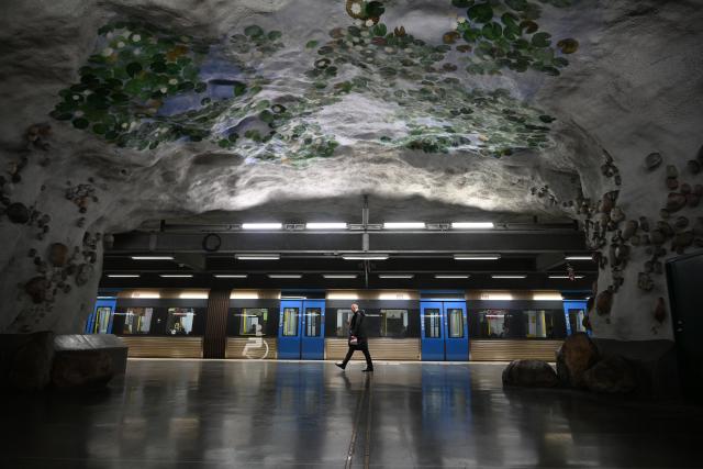 (261009) -- STOCKHOLM, Oct. 9, 2026 (Xinhua) -- This photo taken on Oct. 8, 2026 shows the interior of a metro station in Stockholm, Sweden. Many stations in Stockholm's metro system feature artworks, including murals and sculptures, bringing a distinctive artistic touch to platforms and passageways. (Xinhua/Lyu You)