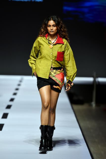 (261009) -- COLOMBO, Oct. 9, 2026 (Xinhua) -- A model presents a creation during the Mercedes-Benz Fashion Week Sri Lanka in Colombo, Sri Lanka on Oct. 8, 2026. The event is held here from Oct. 7 to 11. (Photo by Gayan Sameera/Xinhua)