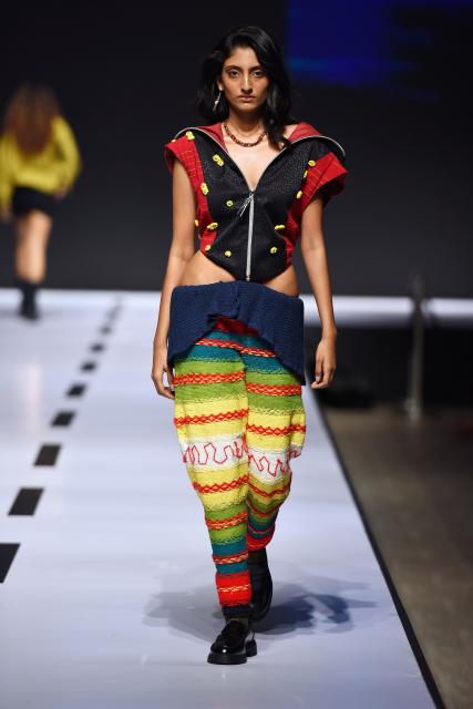 (261009) -- COLOMBO, Oct. 9, 2026 (Xinhua) -- A model presents a creation during the Mercedes-Benz Fashion Week Sri Lanka in Colombo, Sri Lanka on Oct. 8, 2026. The event is held here from Oct. 7 to 11. (Photo by Gayan Sameera/Xinhua)