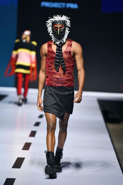 (261009) -- COLOMBO, Oct. 9, 2026 (Xinhua) -- A model presents a creation during the Mercedes-Benz Fashion Week Sri Lanka in Colombo, Sri Lanka on Oct. 8, 2026. The event is held here from Oct. 7 to 11. (Photo by Gayan Sameera/Xinhua)