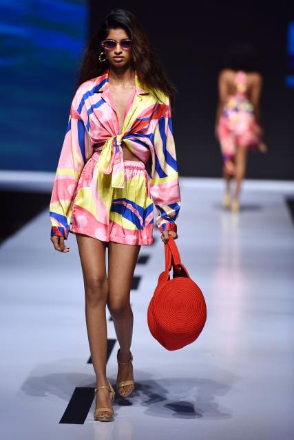 (261009) -- COLOMBO, Oct. 9, 2026 (Xinhua) -- A model presents a creation during the Mercedes-Benz Fashion Week Sri Lanka in Colombo, Sri Lanka on Oct. 8, 2026. The event is held here from Oct. 7 to 11. (Photo by Gayan Sameera/Xinhua)