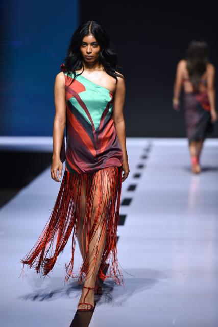 (261009) -- COLOMBO, Oct. 9, 2026 (Xinhua) -- A model presents a creation during the Mercedes-Benz Fashion Week Sri Lanka in Colombo, Sri Lanka on Oct. 8, 2026. The event is held here from Oct. 7 to 11. (Photo by Gayan Sameera/Xinhua)
