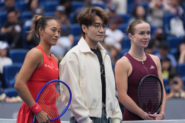 (261009) -- BEIJING, Oct. 9, 2026 (Xinhua) -- Zheng Qinwen (L) of China and Elina Svitolina (R) of Ukraine pose with Chinese singer Wang Zhengliang before the women's singles quarterfinal match between Zheng Qinwen of China and Elina Svitolina of Ukraine at 2026 China Open tennis tournament in Beijing, China, Oct. 9, 2026. (Xinhua/Xie Han)