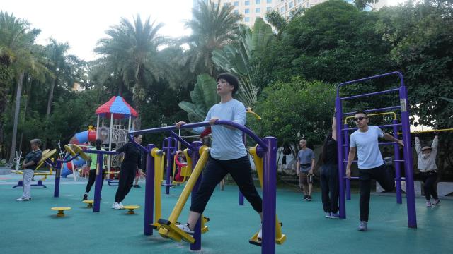 (261009) -- NANNING, Oct. 9, 2026 (Xinhua) -- Citizens do exercises at Nanhu Park in Nanning, south China's Guangxi Zhuang Autonomous Region, Oct. 9, 2026. Located in the very heart of Nanning, Nanhu Park is widely known as the city's "green lung." Locals jog along the lakeside, stride on the promenades, and practice Taijiquan in the shade of ancient trees, fully immersing in the simple pleasure of outdoor exercises. (Xinhua/Zhang Ailin)