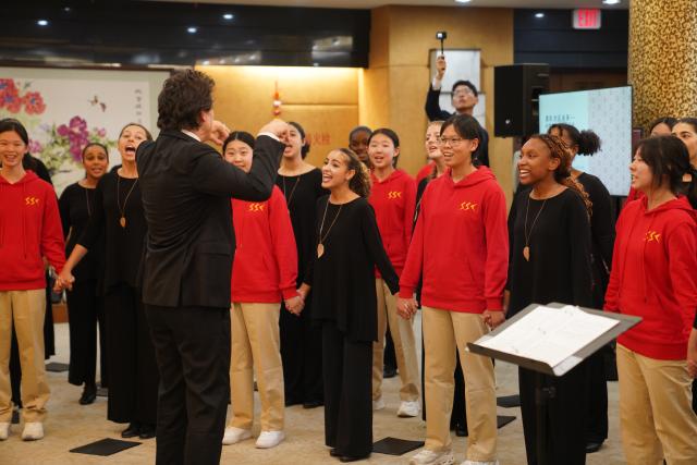 (261009) -- NEW YORK, Oct. 9, 2026 (Xinhua) -- Members of Young People's Chorus of New York City and Guangdong Experimental High School Choir perform during a joint concert themed "Youth Dialogue for the Future" in New York, the United States, Oct. 8, 2026. (Xinhua/Zhang Fengguo)
