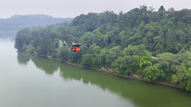 (261009) -- CHENGDU, Oct. 9, 2026 (Xinhua) -- This photo taken in June 2026 shows a drone of JD Logistics transporting goods in Zizhong County, southwest China's Sichuan Province. (Xinhua)