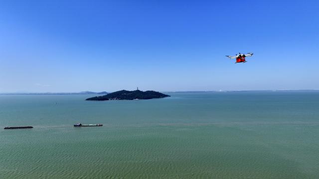 (261009) -- CHENGDU, Oct. 9, 2026 (Xinhua) -- A drone photo taken on Aug. 19, 2025 shows a drone delivering parcels over the Chaohu Lake in Hefei, east China's Anhui Province. (Xinhua/Huang Bohan)