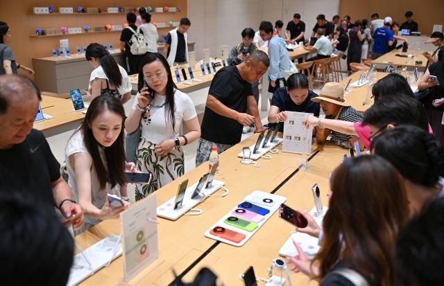 (261009) -- HAIKOU, Oct. 9, 2026 (Xinhua) -- Visitors shop at Sanya International Duty-Free Shopping Complex in Sanya, south China's Hainan Province, Oct. 2, 2026. Hainan saw 4.754 million tourist trips during the National Day holiday, marking a year-on-year increase of 13.1 percent. Total tourist spending rose 14.7 percent year on year to 6.875 billion yuan (about 1.02 billion U.S. dollars), according to the Hainan provincial department of tourism, culture, radio, television and sports. (Xinhua/Guo Cheng)