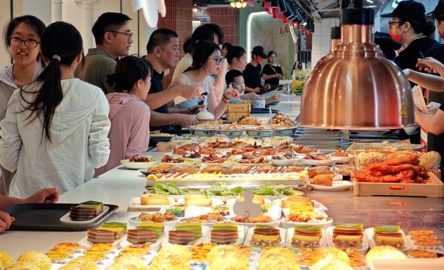 (261009) -- HAIKOU, Oct. 9, 2026 (Xinhua) -- This photo taken with a mobile phone on Oct. 1, 2026 shows tourists at a local tea house in Haikou, south China's Hainan Province. Hainan saw 4.754 million tourist trips during the National Day holiday, marking a year-on-year increase of 13.1 percent. Total tourist spending rose 14.7 percent year on year to 6.875 billion yuan (about 1.02 billion U.S. dollars), according to the Hainan provincial department of tourism, culture, radio, television and sports. (Xinhua/Guo Cheng)