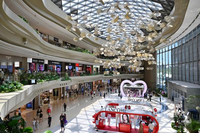 (261009) -- HAIKOU, Oct. 9, 2026 (Xinhua) -- Visitors shop at Sanya International Duty-Free Shopping Complex in Sanya, south China's Hainan Province, Oct. 2, 2026. Hainan saw 4.754 million tourist trips during the National Day holiday, marking a year-on-year increase of 13.1 percent. Total tourist spending rose 14.7 percent year on year to 6.875 billion yuan (about 1.02 billion U.S. dollars), according to the Hainan provincial department of tourism, culture, radio, television and sports. (Xinhua/Guo Cheng)