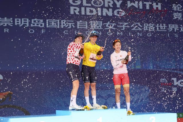 (261009) -- SHANGHAI, Oct. 9, 2026 (Xinhua) -- Lorena Wiebes (C) of Team Sdworx - Protime, Lisa Van Belle (L) of Team Sdworx - Protime and Zhan Chunrui of Bodywrap Ltwoo women's cycling Team pose during the awarding ceremony after the Stage 1 of the UCI Women's WorldTour Tour of Chongming Island road cycling race in Shanghai, east China, Oct. 9, 2026 (Xinhua/Wang Xiang)