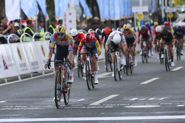 (261009) -- SHANGHAI, Oct. 9, 2026 (Xinhua) -- Cyclists compete during the Stage 1 of the UCI Women's WorldTour Tour of Chongming Island road cycling race in Shanghai, east China, Oct. 9, 2026. (Xinhua/Wang Xiang)