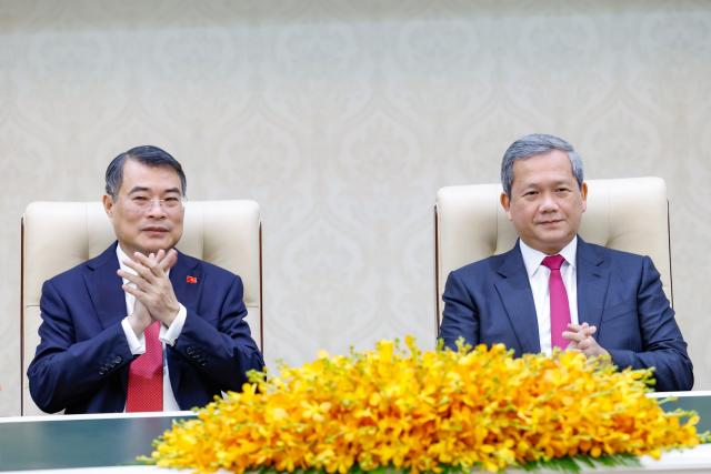 (261009) -- PHNOM PENH, Oct. 9, 2026 (Xinhua) -- Cambodian Prime Minister Hun Manet (R) and visiting Vietnamese Prime Minister Le Minh Hung (L) witness a signing ceremony in Phnom Penh, Cambodia on Oct. 9, 2026.
  Cambodia and Vietnam signed a series of bilateral cooperation pacts on Friday to expand ties in trade, public security, drug enforcement, and education, Cambodian Prime Minister Hun Manet said. (Photo by Nitola/Xinhua)