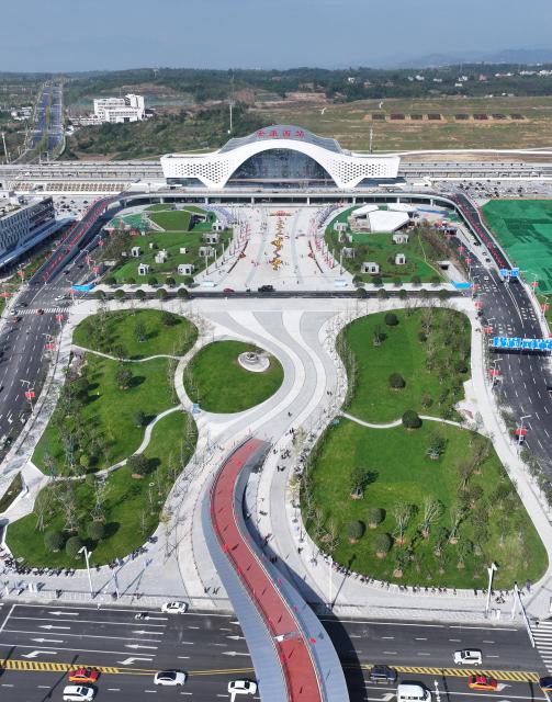(261009) -- ANKANG, Oct. 9, 2026 (Xinhua) -- An aerial drone photo taken on Oct. 8, 2026 shows a view of the Ankang West Railway Station in Ankang, northwest China's Shaanxi Province.
  The city of Ankang receives a surging number of tourists, thanks to the Xi'an-Ankang high-speed railway officially put into operation on Sept. 28 this year. The travel time between Xi'an, capital of Shaanxi, and Ankang has been slashed to less than one hour. (Xinhua/Shao Rui)