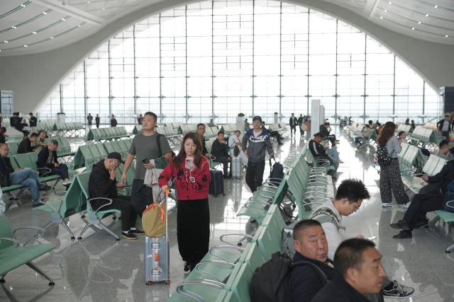 (261009) -- ANKANG, Oct. 9, 2026 (Xinhua) -- Passengers are pictured at the Ankang West Railway Station in Ankang, northwest China's Shaanxi Province, Oct. 9, 2026.
  The city of Ankang receives a surging number of tourists, thanks to the Xi'an-Ankang high-speed railway officially put into operation on Sept. 28 this year. The travel time between Xi'an, capital of Shaanxi, and Ankang has been slashed to less than one hour. (Xinhua/Shao Rui)