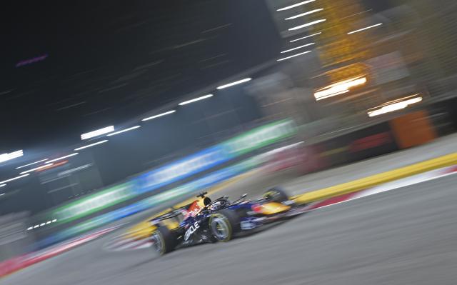 (261009) -- SINGAPORE, Oct. 9, 2026 (Xinhua) -- Red Bull's Max Verstappen of the Netherlands drives during the sprint qualifying session of the Formula One Singapore Grand Prix at the Marina Bay Street Circuit in Singapore, Oct. 9, 2026. (Photo by Then Chih Wey/Xinhua)