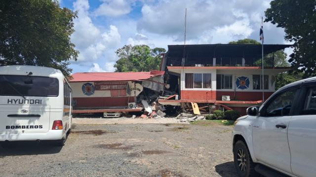 (261009) -- PANAMA CITY, Oct. 9, 2026 (Xinhua) -- A damaged building is pictured following an earthquake in Sona, Veraguas Province, Panama, Oct. 9, 2026. A major earthquake struck Panama on Friday. (Xinhua)