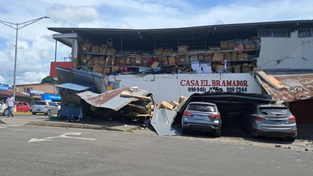 (261009) -- PANAMA CITY, Oct. 9, 2026 (Xinhua) -- A damaged building is pictured following an earthquake in Sona, Veraguas Province, Panama, Oct. 9, 2026. A major earthquake struck Panama on Friday. (Xinhua)