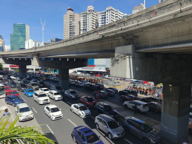 (261009) -- PANAMA CITY, Oct. 9, 2026 (Xinhua) -- Vehicles run at a street following an earthquake in Panama City, Panama, Oct. 9, 2026. A major earthquake struck Panama on Friday. (Xinhua/Li Jiaxu)
