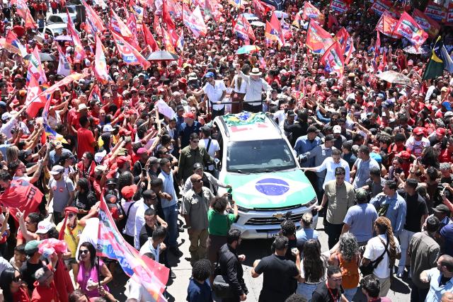 (261009) -- BRASILIA, Oct. 9, 2026 (Xinhua) -- Brazilian President Luiz Inacio Lula da Silva, presidential candidate of Brazil's ruling Workers' Party, greets supporters at a presidential election runoff campaign in Brasilia, Brazil, Oct. 9, 2026. (Xinhua/Lucio Tavora)