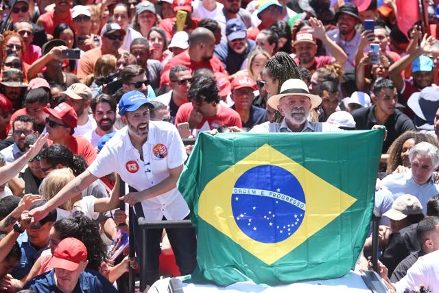 (261009) -- BRASILIA, Oct. 9, 2026 (Xinhua) -- Brazilian President Luiz Inacio Lula da Silva (R), presidential candidate of Brazil's ruling Workers' Party, holds a Brazilian flag at a presidential election runoff campaign in Brasilia, Brazil, Oct. 9, 2026. (Xinhua/Lucio Tavora)