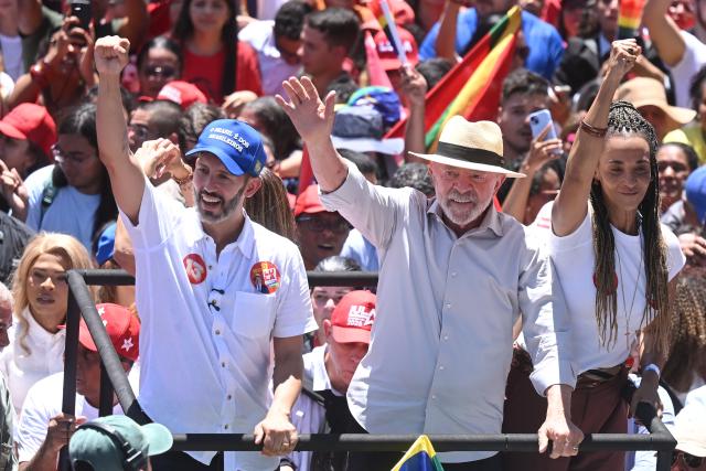 (261009) -- BRASILIA, Oct. 9, 2026 (Xinhua) -- Brazilian President Luiz Inacio Lula da Silva (C), presidential candidate of Brazil's ruling Workers' Party, greets supporters at a presidential election runoff campaign in Brasilia, Brazil, Oct. 9, 2026. (Xinhua/Lucio Tavora)
