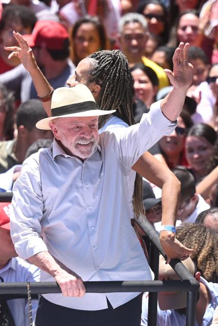 (261009) -- BRASILIA, Oct. 9, 2026 (Xinhua) -- Brazilian President Luiz Inacio Lula da Silva, presidential candidate of Brazil's ruling Workers' Party, greets supporters at a presidential election runoff campaign in Brasilia, Brazil, Oct. 9, 2026. (Xinhua/Lucio Tavora)