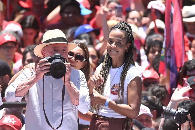 (261009) -- BRASILIA, Oct. 9, 2026 (Xinhua) -- Brazilian President Luiz Inacio Lula da Silva, presidential candidate of Brazil's ruling Workers' Party, holds a camera at a presidential election runoff campaign in Brasilia, Brazil, Oct. 9, 2026. (Xinhua/Lucio Tavora)