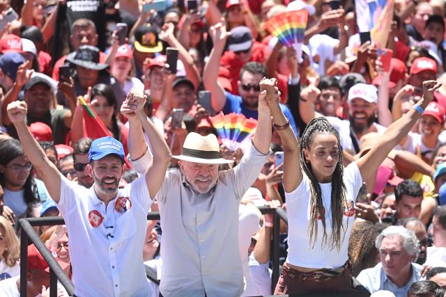 (261009) -- BRASILIA, Oct. 9, 2026 (Xinhua) -- Brazilian President Luiz Inacio Lula da Silva (C), presidential candidate of Brazil's ruling Workers' Party, greets supporters at a presidential election runoff campaign in Brasilia, Brazil, Oct. 9, 2026. (Xinhua/Lucio Tavora)