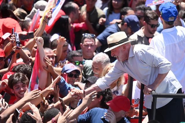 (261009) -- BRASILIA, Oct. 9, 2026 (Xinhua) -- Brazilian President Luiz Inacio Lula da Silva, presidential candidate of Brazil's ruling Workers' Party, greets supporters at a presidential election runoff campaign in Brasilia, Brazil, Oct. 9, 2026. (Xinhua/Lucio Tavora)
