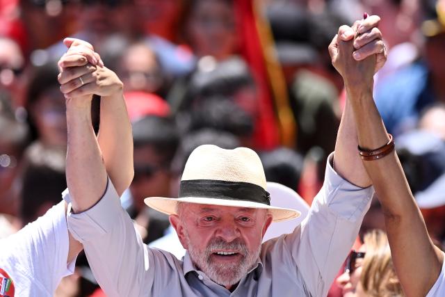 (261009) -- BRASILIA, Oct. 9, 2026 (Xinhua) -- Brazilian President Luiz Inacio Lula da Silva, presidential candidate of Brazil's ruling Workers' Party, greets supporters at a presidential election runoff campaign in Brasilia, Brazil, Oct. 9, 2026. (Xinhua/Lucio Tavora)