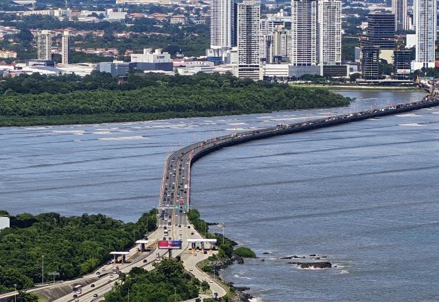 (261009) -- PANAMA CITY, Oct. 9, 2026 (Xinhua) -- Vehicles run at a coastal expressway following an earthquake in Panama City, Panama, Oct. 9, 2026. A major earthquake struck Panama on Friday. (Xinhua/Li Jiaxu)