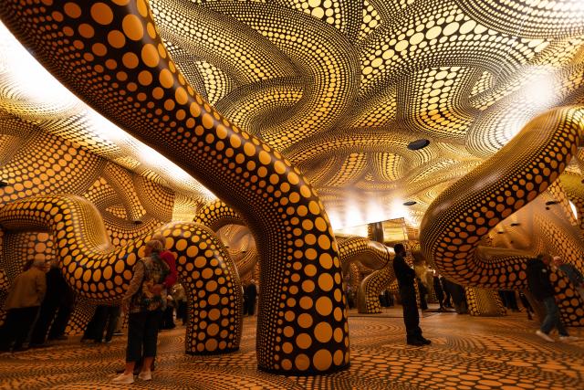 (261009) -- AMSTERDAM, Oct. 9, 2026 (Xinhua) -- Visitors view art works of Japanese artist Yayoi Kusama during a major retrospective at the Stedelijk Museum in Amsterdam, the Netherlands, Oct. 9, 2026. (Photo by Sylvia Lederer/Xinhua)
