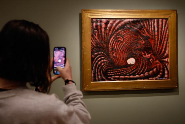 (261009) -- AMSTERDAM, Oct. 9, 2026 (Xinhua) -- A visitor views an art work of Japanese artist Yayoi Kusama during a major retrospective at the Stedelijk Museum in Amsterdam, the Netherlands, Oct. 9, 2026. (Photo by Sylvia Lederer/Xinhua)