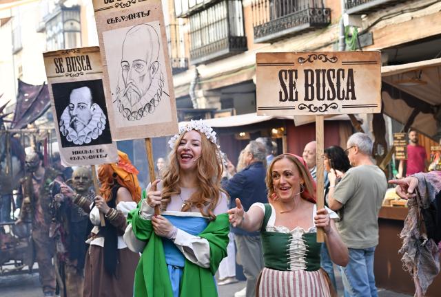 (261009) -- ALCALA DE HENARES, Oct. 9, 2026 (Xinhua) -- People holding portraits of Miguel de Cervantes participate in the parade during the Cervantes Week celebration in Alcala de Henares, Spain, Oct. 9, 2026. Cervantes Week is being celebrated from Oct. 8 to 12 in Alcala de Henares, the hometown of Spanish writer Miguel de Cervantes. The annual festival honors Cervantes, one of Spain's greatest literary figures. (Xinhua/Cheng Min)