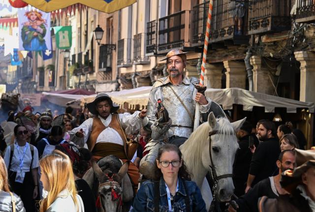 (261009) -- ALCALA DE HENARES, Oct. 9, 2026 (Xinhua) -- An actor dressed as Don Quixote participates in the parade during the Cervantes Week celebration in Alcala de Henares, Spain, Oct. 9, 2026. Cervantes Week is being celebrated from Oct. 8 to 12 in Alcala de Henares, the hometown of Spanish writer Miguel de Cervantes. The annual festival honors Cervantes, one of Spain's greatest literary figures. (Xinhua/Cheng Min)