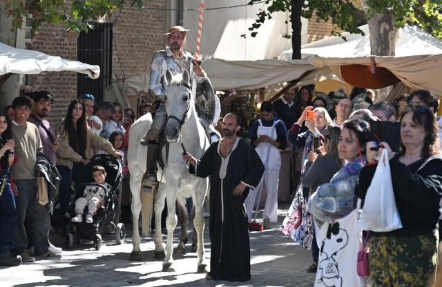 (261009) -- ALCALA DE HENARES, Oct. 9, 2026 (Xinhua) -- An actor dressed as Don Quixote participates in the parade during the Cervantes Week celebration in Alcala de Henares, Spain, Oct. 9, 2026. Cervantes Week is being celebrated from Oct. 8 to 12 in Alcala de Henares, the hometown of Spanish writer Miguel de Cervantes. The annual festival honors Cervantes, one of Spain's greatest literary figures. (Xinhua/Cheng Min)